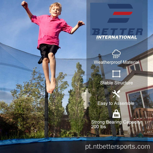 Crianças grandes saltam equipamentos de parque de trampolim externo